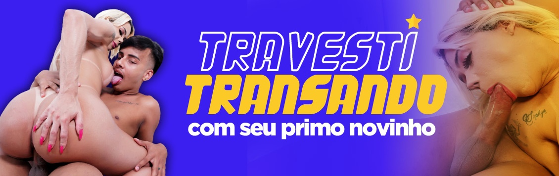 Travesti loira transando com seu primo no sofá