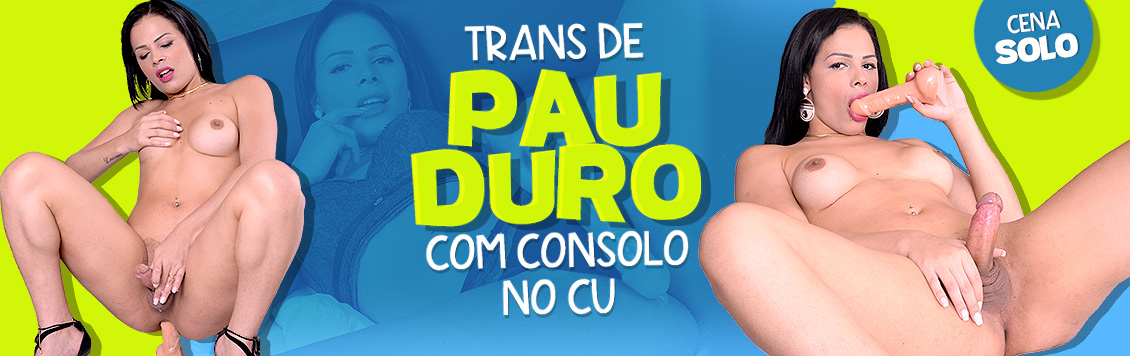 Trans de pau duro com consolo no cu